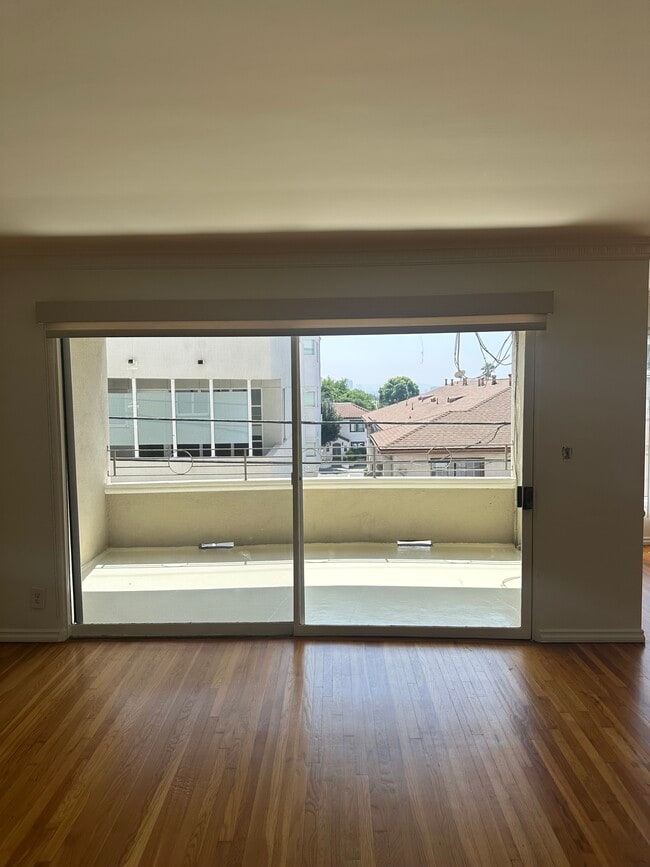 Foto del edificio - 8218 De Longpre Ave