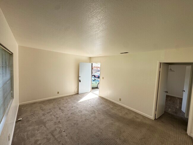 Puerta de entrada y sala de estar - 2314 Homestead Rd