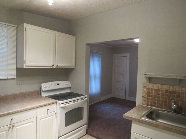 Building Photo - 2 br, 1 bath House - 3916 N Davis Street