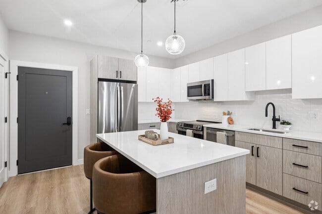 Interior Photo - 1305 HYDE PARK