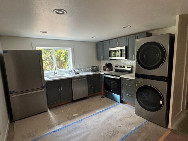 Building Photo - 2112 Sunset Dr W