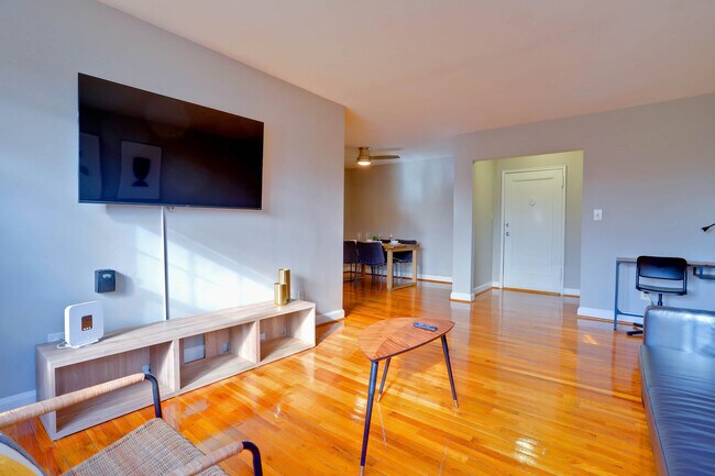 Building Photo - 1420 W Abingdon Dr