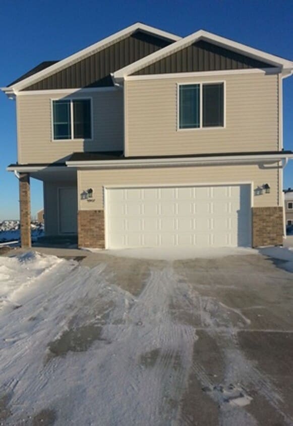 Building Photo - 3 Bed 3 Bath Single Family Home