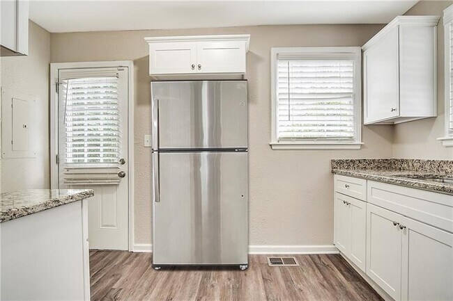 Foto del edificio - 1542 Columbia Dr