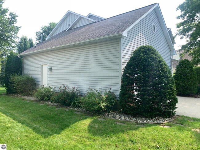 Building Photo - 1631 Eastpointe Dr