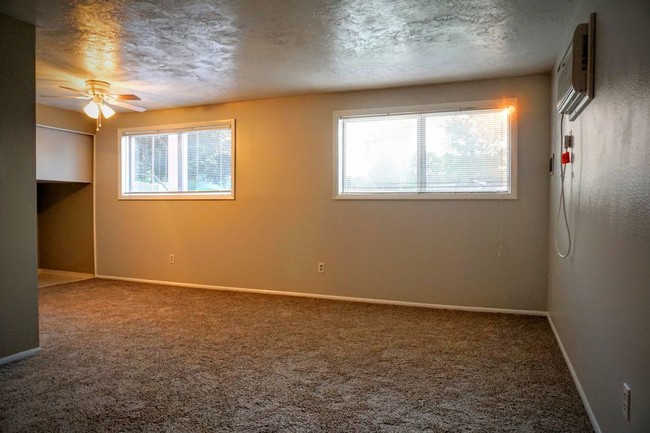 Building Photo - 815 S White Cloud Dr