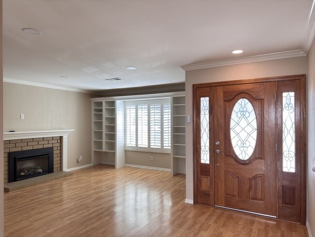 Building Photo - Updated 3-Bed Home with Oversized Garage & Huge Driveway