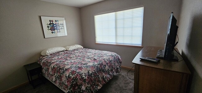 Building Photo - Large furnished mountain home walking distance to the river --- Available October 1