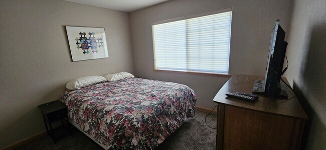 Foto del edificio - Large furnished mountain home walking distance to the river --- Available October 1