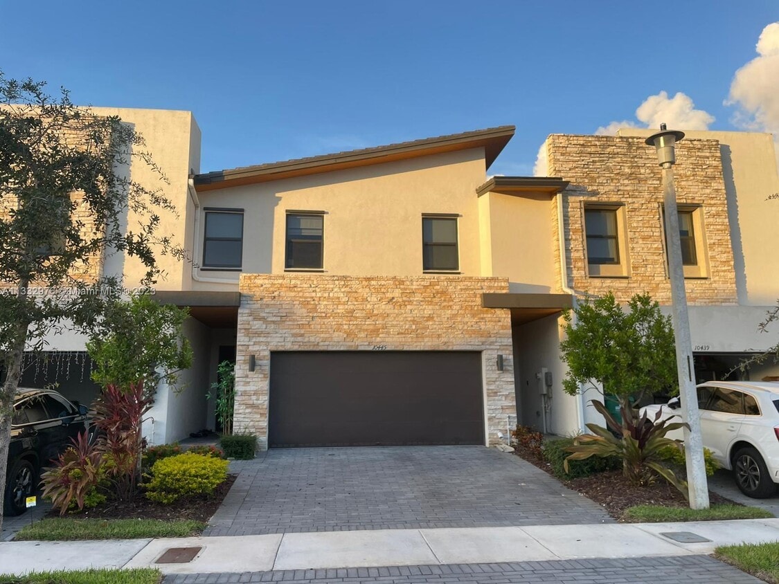 10445 NW 81st Terrace, Doral, FL 33178 Townhouse for Rent in Doral