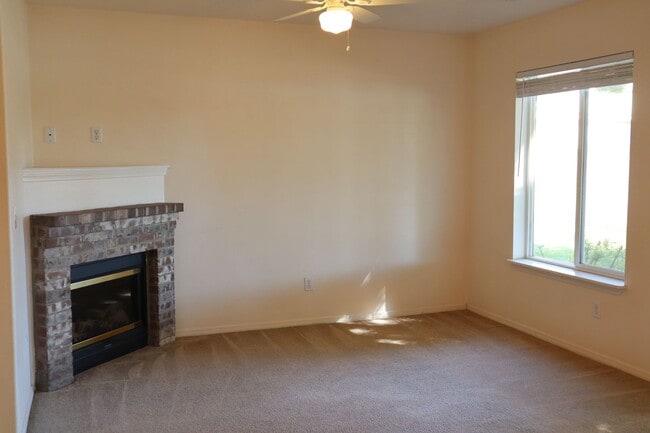 Building Photo - Duplex in Hidden Gardens