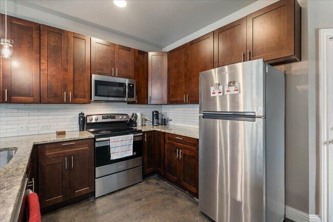 Foto del edificio - 5800 Clubhouse Dr