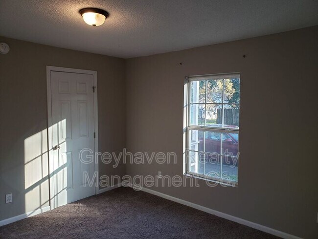 Building Photo - 305 Ziegler St