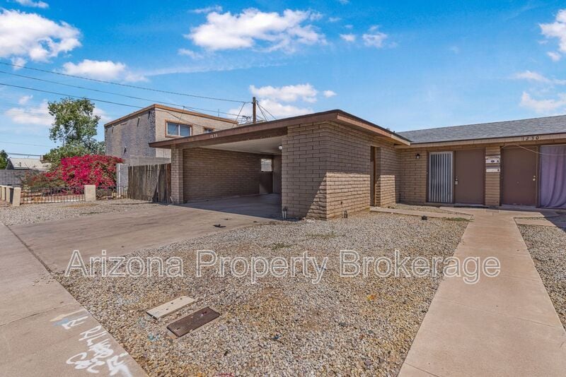Primary Photo - 1230 E Jarvis Ave