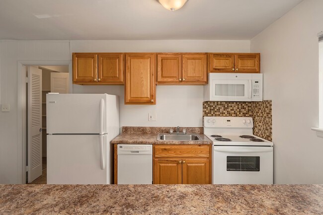 Spacious Breakfast Bar - Haverford Apartments