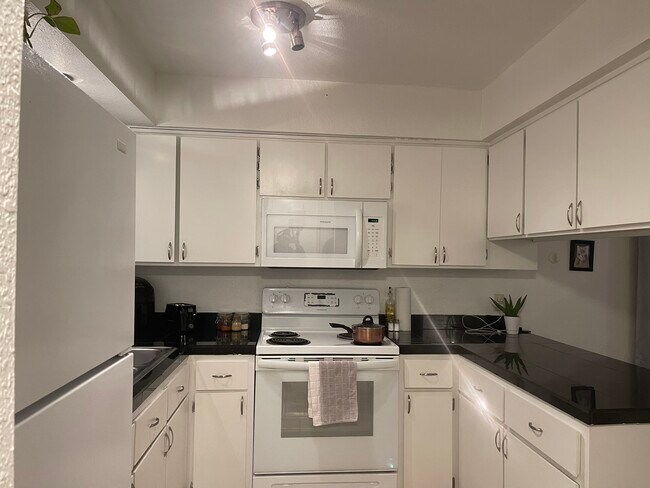 Building Photo - 919 Alvarado Dr SE