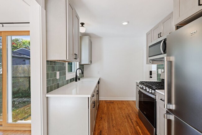 Foto del edificio - 2729 Hampshire Ave S