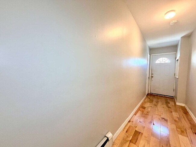 Foto del edificio - Spacious 1BR w/ Bonus Room Open Layout • Assigned Parking • Appliances • Garfield