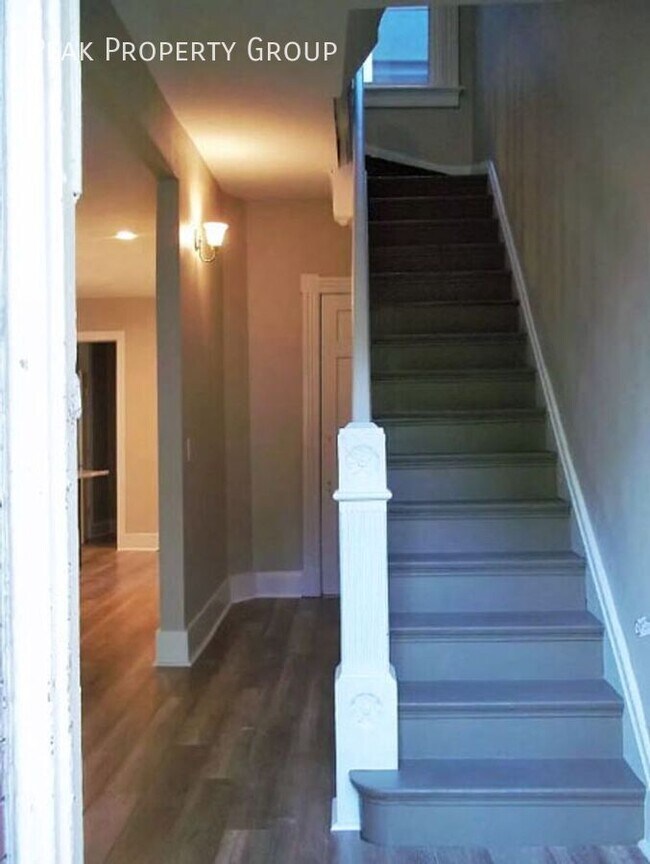 Building Photo - Huge 7 bedroom home nearby to UC campus!