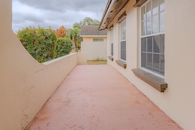 Foto del edificio - Fully Furnished Renovated Home – Fenced Yard – Move-In Ready – $2,149/mo