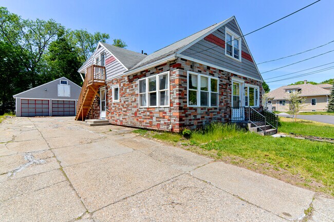 Building Photo - 19 5th St