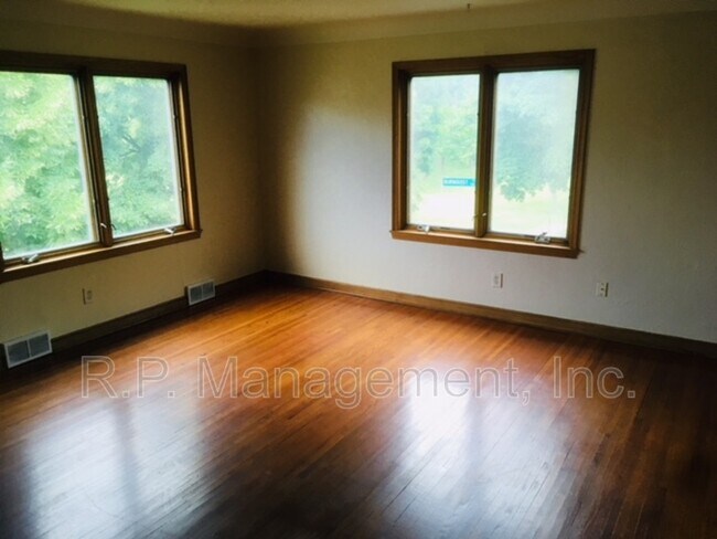 Foto del edificio - 1250 Jessamine Ave E