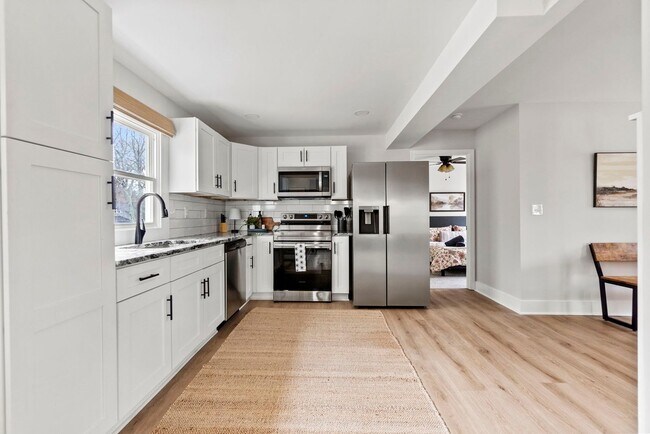 Foto del edificio - FULLY FURNISHED!