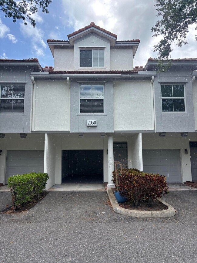 Foto del edificio - 2050 Alta Meadows Ln