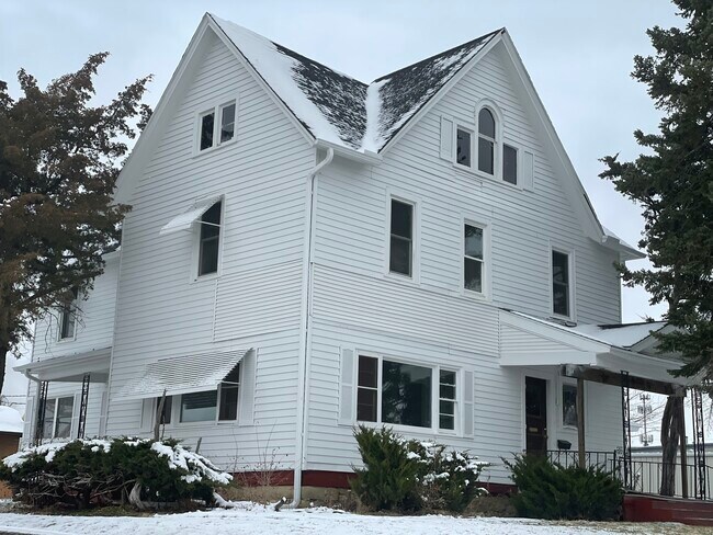 Exterior front - 203 E Lincoln Way