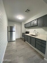 Building Photo - 1321 N 48th Pl