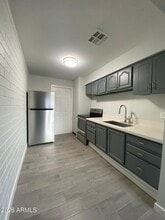 Building Photo - 1321 N 48th Pl