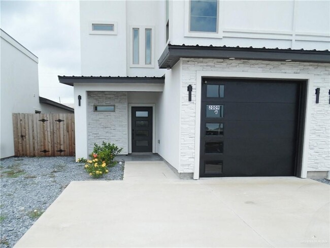 Building Photo - 2009 New Combs Rd