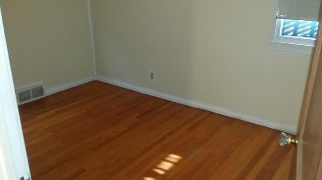 Building Photo - 2 bedroom single family