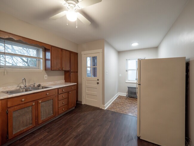 Building Photo - 514 McCully St