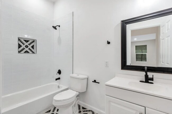 Foto del edificio - Renovated and full of character, this 3-bedroom, 1-bath apartment, We accept section 8