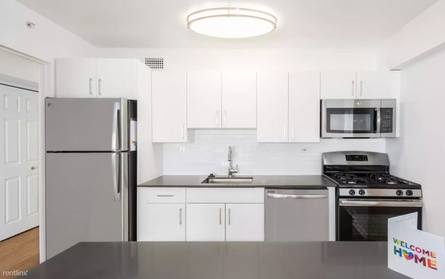 Building Photo - Studio, 1 bath  - 10 Emerson Pl # 100