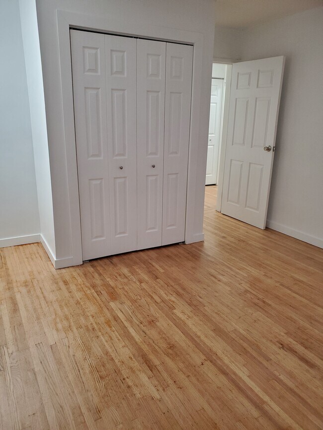 Photo du bâtiment - NEWLY RENOVATED 1 Bedroom with Hardwood Floors!