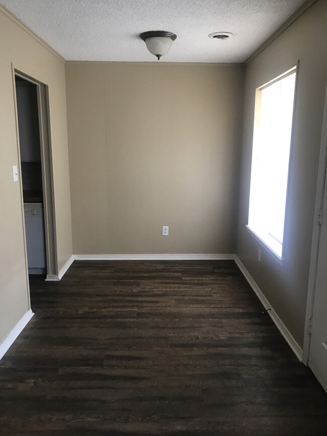 Building Photo - 2BR-1BA duplex