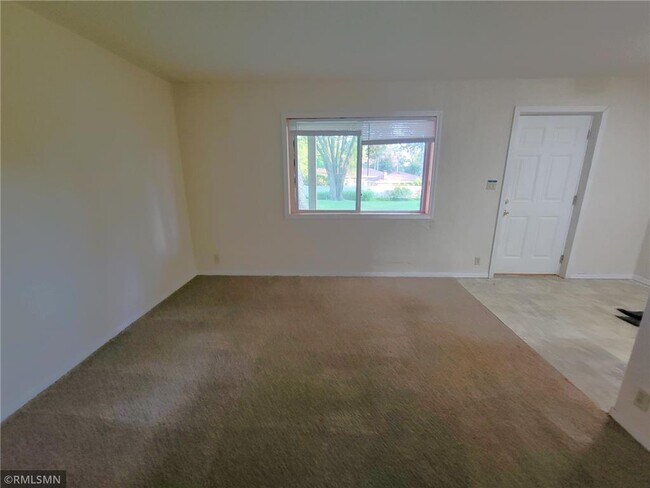 Foto del edificio - 545 Birchcrest Dr