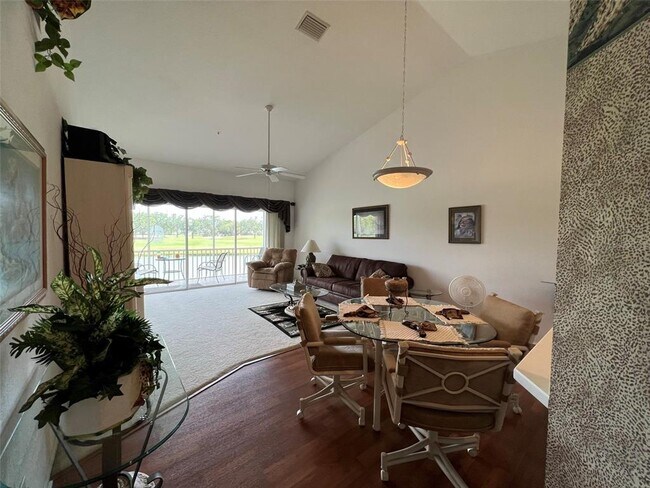 Foto del edificio - 6632 Pineview Terrace