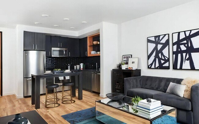 Espacio de estar compartido con sala de estar, isla de cocina y zona de comedor. - Pike Motorworks