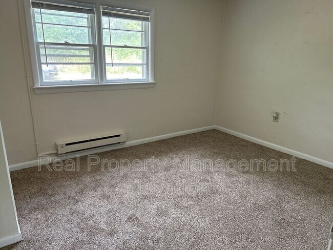 Building Photo - 174 Lilac Ln