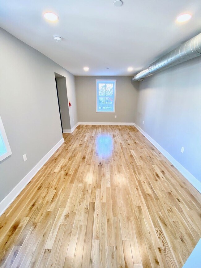 Building Photo - 1523 W Girard Ave