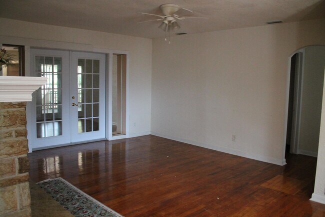Building Photo - 25 E Chesley Ave