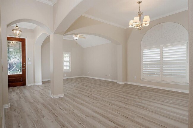 Foto del edificio - 15223 Scenic Forest Dr