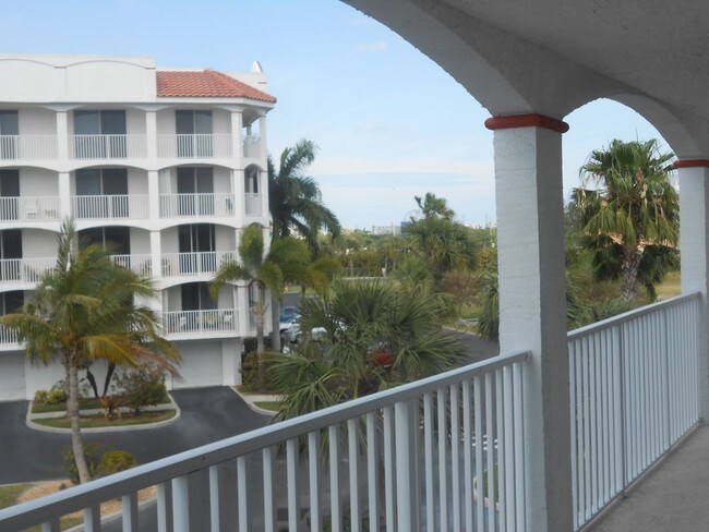 Foto del edificio - 8903 Laguna Ln