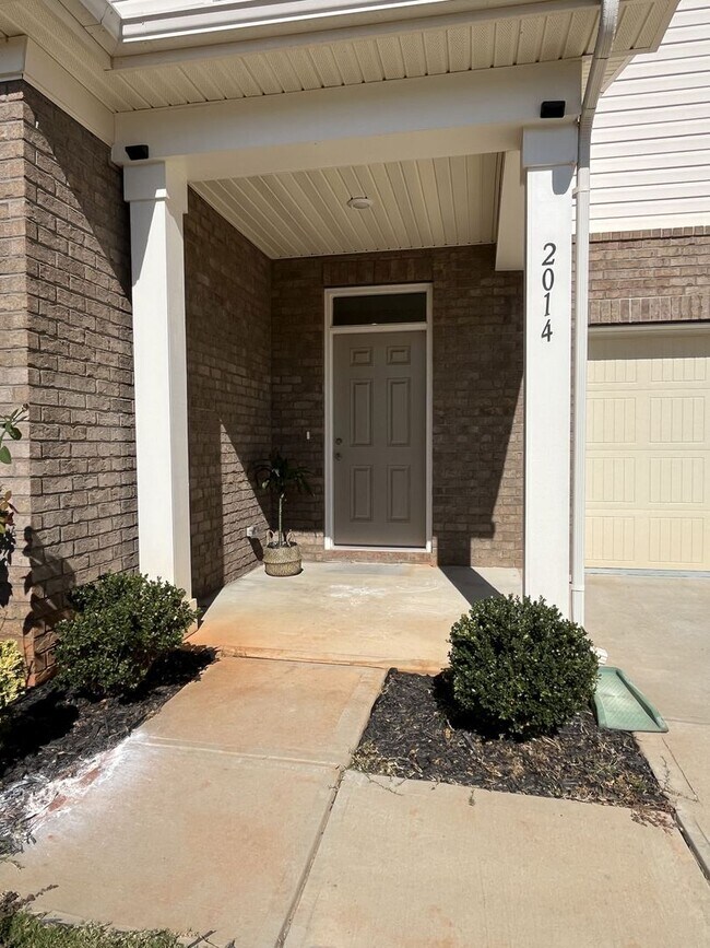 Foto del edificio - Spacious 5 Bed home in East Charlotte
