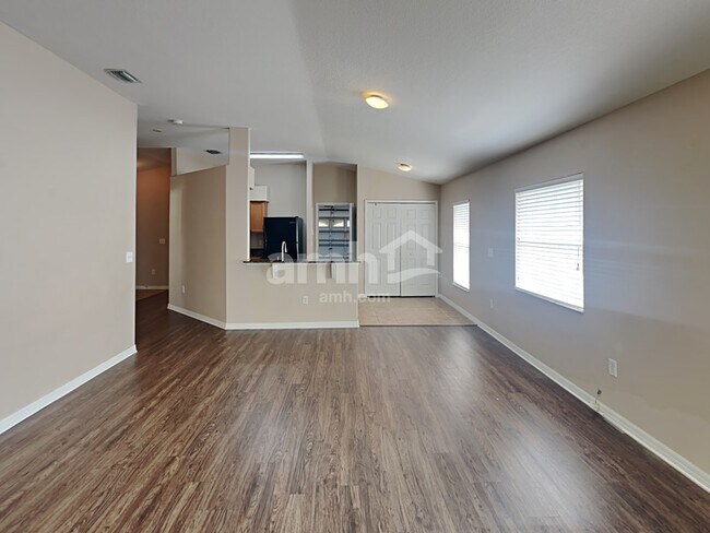 Foto del edificio - 25815 Crippen Dr