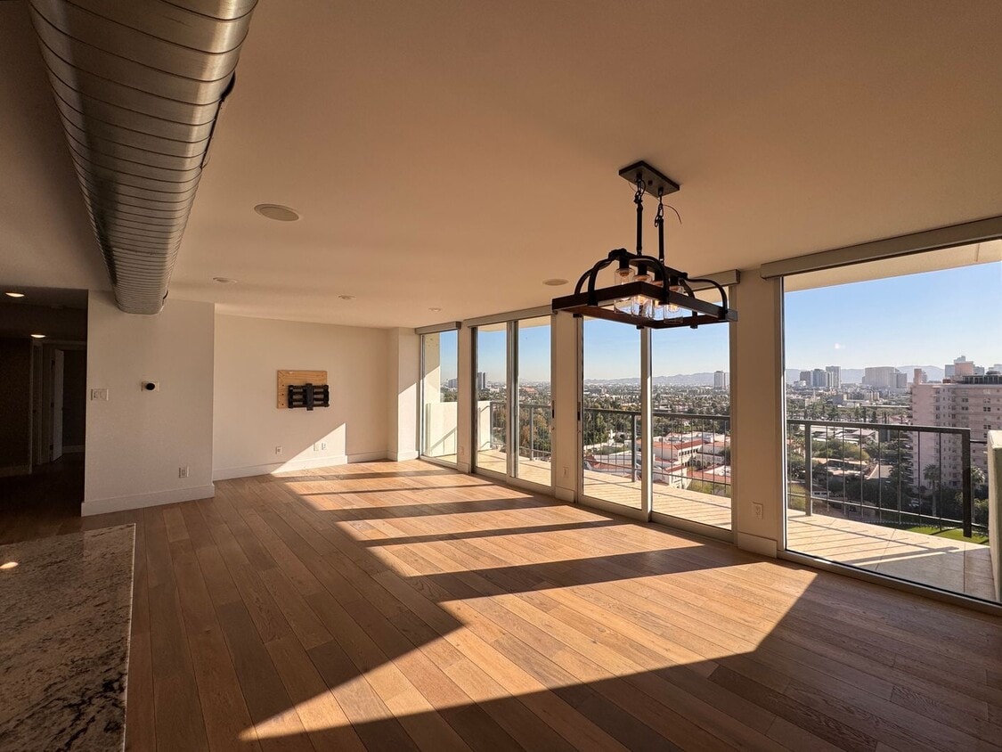 Luxury 2 Bedroom Condo Available at Regency House in Central Phoenix! - Luxury 2 Bedroom Condo Available at Regency House in Central Phoenix!