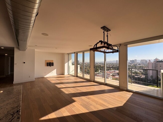 Luxury 2 Bedroom Condo Available at Regency House in Central Phoenix! - Luxury 2 Bedroom Condo Available at Regency House in Central Phoenix!